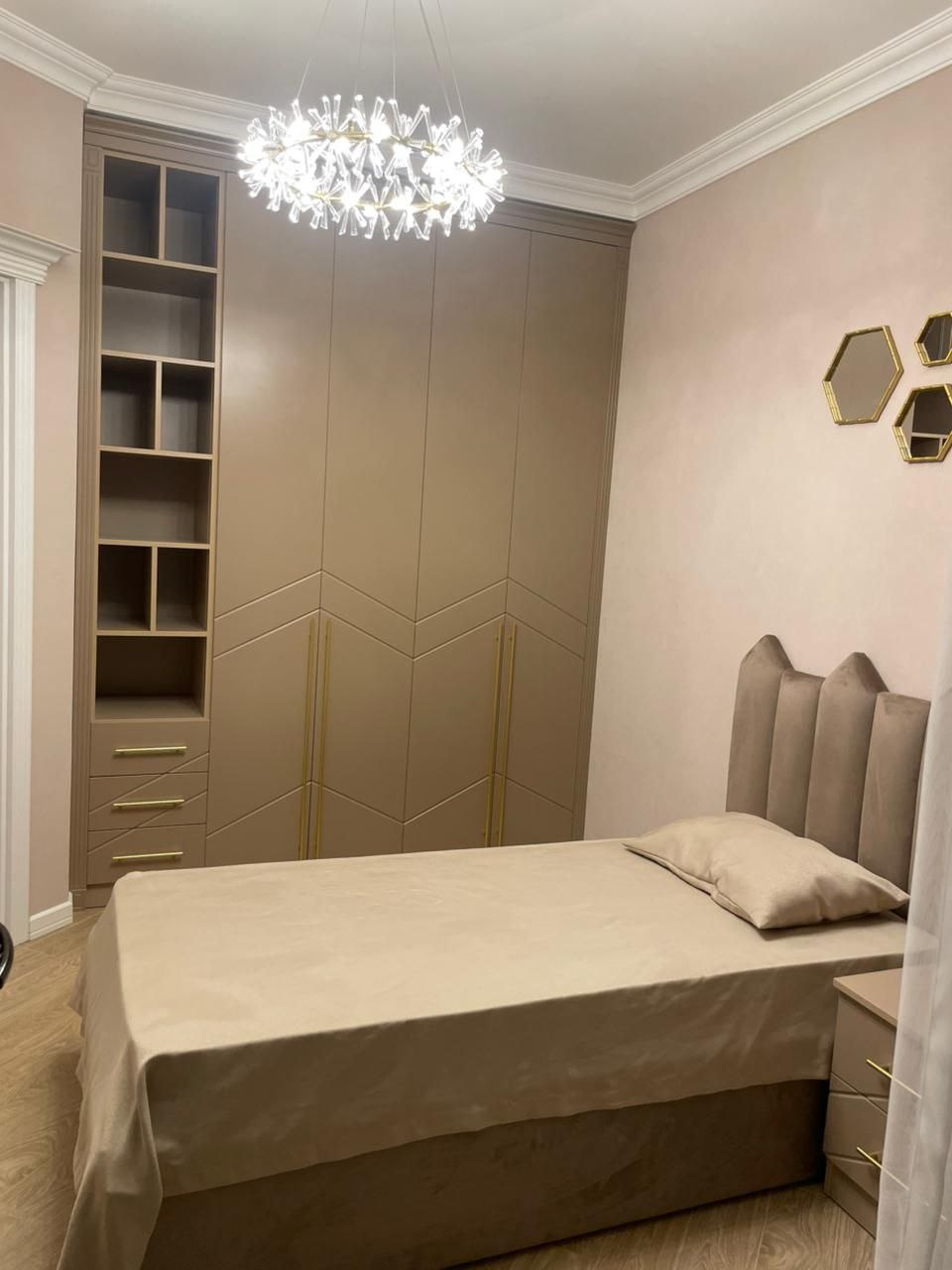 Сдается 3-комнатная квартира возле метро Низами, 106 м²