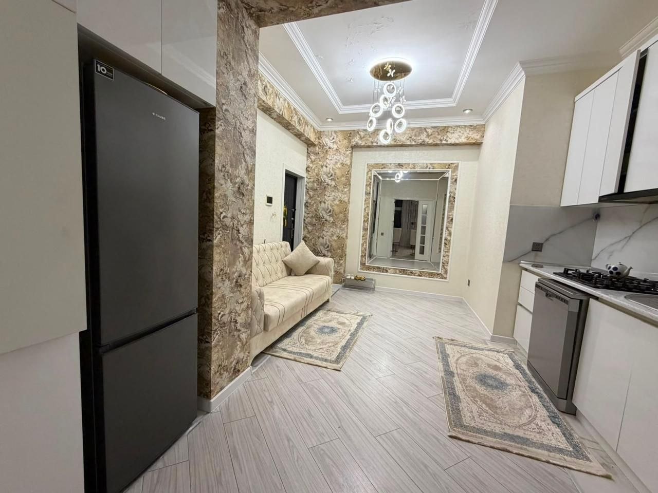 Сдается 2-комнатная квартира возле метро Ази Асланов, 78 м²