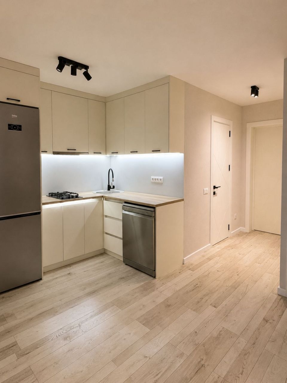 Сдается 1-комнатная квартира-студия, 50 м², м. Сахиль (Торговая) - фото 5